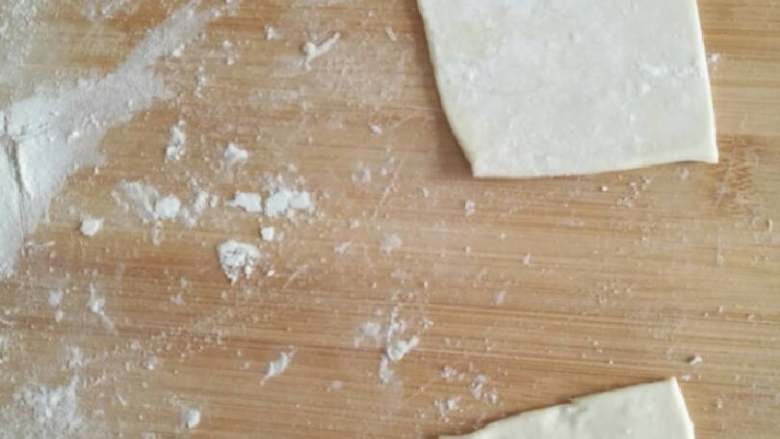 馄饨,把面和好，醒半个小时，然后用擀面杖弄得薄一点。然后切成这种方形的面皮，也可以去外边买现成的馄饨皮