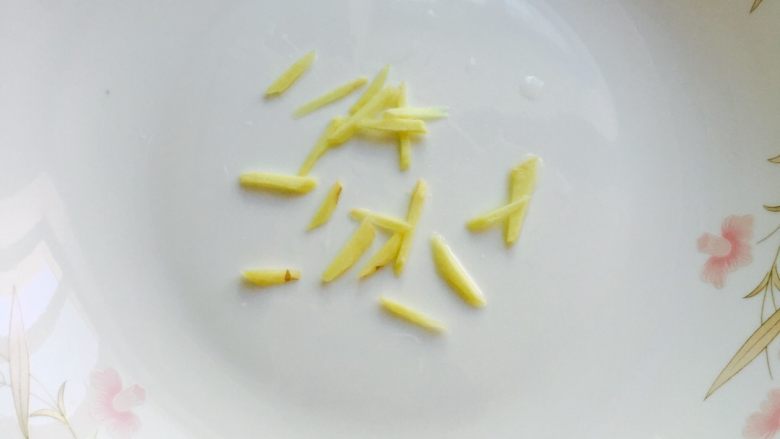螃蟹蒸蛋#有个故事#,准备一个盘子,将切好的姜丝放入盘子里