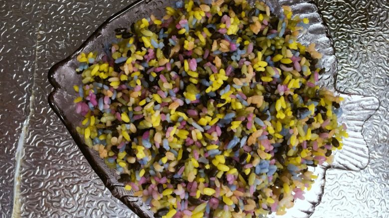  ٩´海鲜绣球✨,把彩虹花米饭倒入干净盆中泡20分钟沥干备用