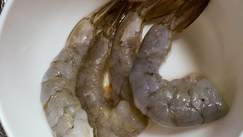  ٩´海鲜绣球✨,把虾头和肠线去掉，剥去外壳尾巴部分保留出来