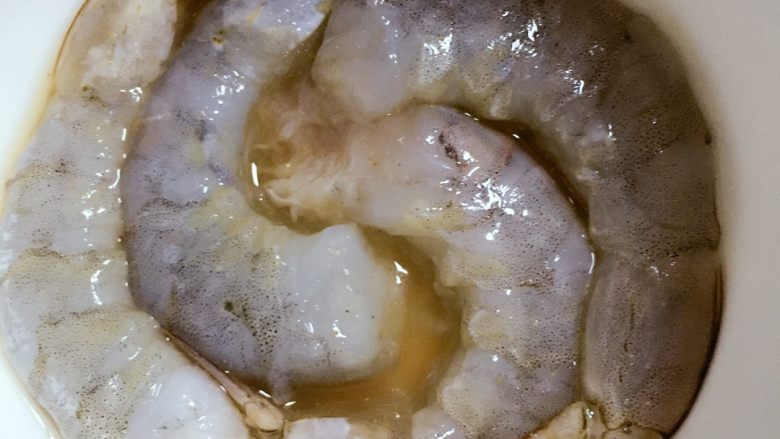  ٩´海鲜绣球✨,加入胡椒粉和<a style='color:red;display:inline-block;' href='/shicai/ 718'>料酒</a>腌制一下