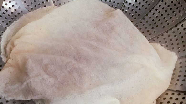  ٩´海鲜绣球✨,把彩虹花米饭放锅中蒸10-15分钟即可，最好放一块湿布