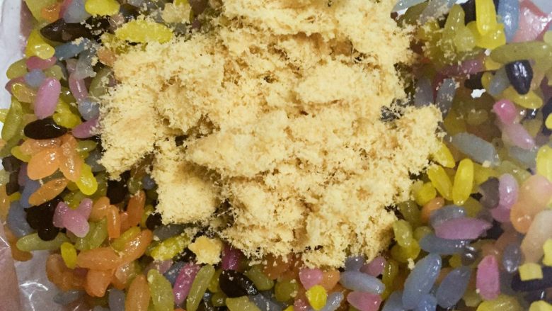  ٩´海鲜绣球✨,放入<a style='color:red;display:inline-block;' href='/shicai/ 432'>肉松</a>和大虾用彩虹花米饭包紧放入盘中