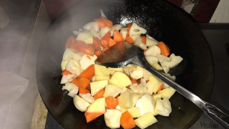 砂锅牛肉乱炖,胡萝卜,莲藕,土豆放入锅中煸炒片刻。