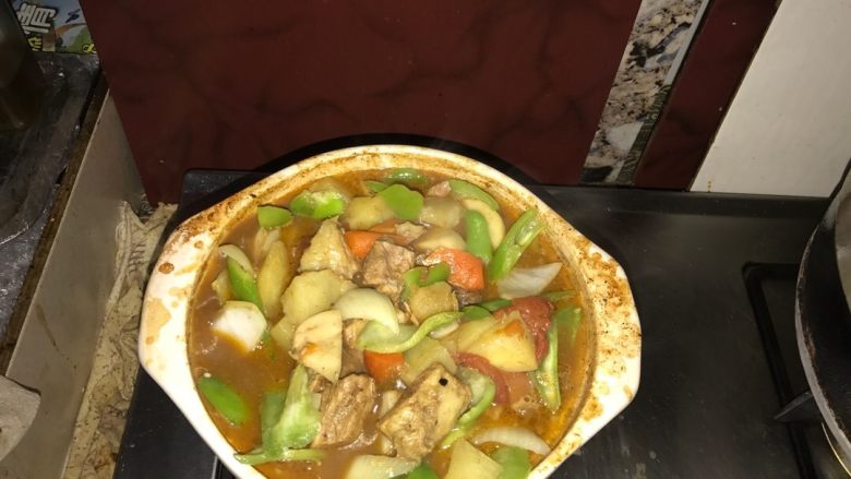 砂锅牛肉乱炖,下入洋葱,青椒,盖上锅盖焖2分钟即可。