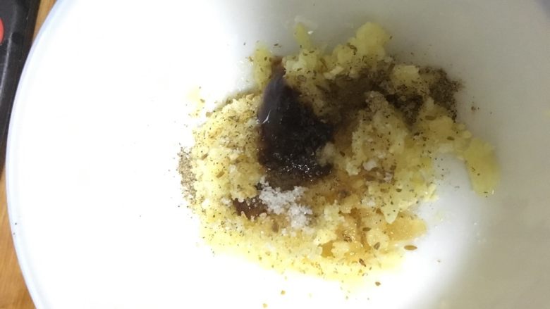 蒜香烤大虾,蒜泥用盐 黑胡椒 香油 耗油 我又搁了一点孜然和糖 哈哈 拌匀