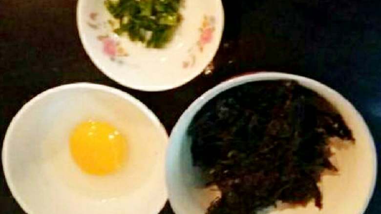 紫菜蛋花汤+#挑战鸡蛋的100种做法#,准备好材料,鸡蛋搅拌均匀,切葱花