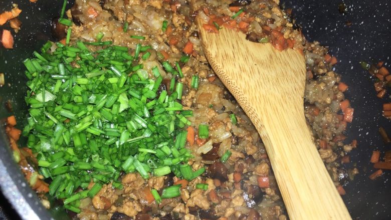 糯米烧卖,所有的食材都均匀后,关火,最后放入葱段拌匀