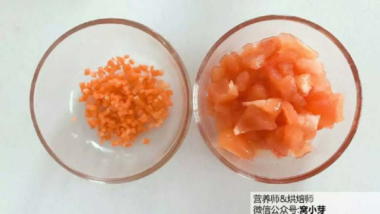 宝宝辅食:日式红色茄汁烩饭,捞出稍稍冷却去皮,将番茄去蒂,切成细丁备用。
》胡萝卜不易熟,尽量切小一点,西红柿丁也切小块。