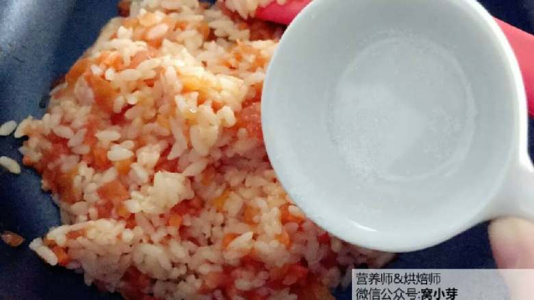 宝宝辅食：日式红色茄汁烩饭,倒入准备好的<a style='color:red;display:inline-block;' href='/shicai/ 507'>米饭</a>，加少许盐调味，翻炒均匀即可（盐也可不加，西红柿本身酸甜口味，不加盐也会很开胃好吃）。