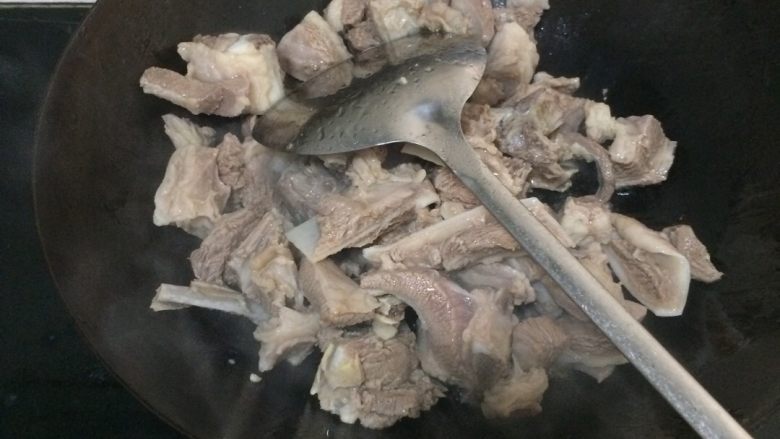 胡萝卜羊肉汤,锅内放点油下生姜,把羊肉炒一下,这个步骤可以不要,但是本人觉得炒一下更香