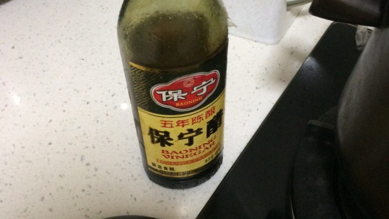 胡萝卜羊肉汤,加几滴醋,会让羊肉更烂,更容易熟。记住只能加一点点哦。喝汤是出不出来的。