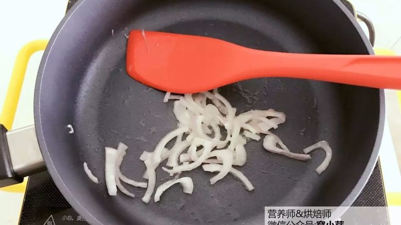 宝宝辅食:日式土豆炖肉,起锅,中火,倒入少许<a style='color:red;display:inline-block;' href='/shicai/ 857'>植物油</a>,烧至5、6成热后,加入洋葱翻炒至变透明。