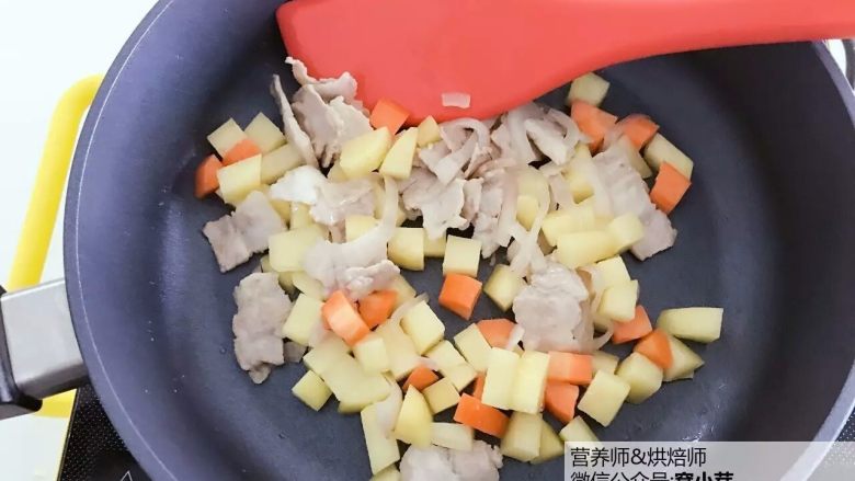 宝宝辅食:日式土豆炖肉,倒入土豆和胡萝卜块,翻炒3-5分钟。
