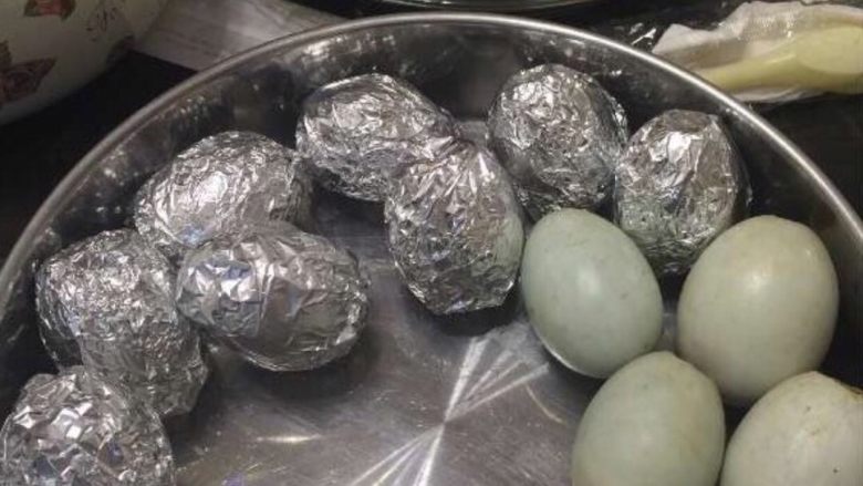 糯米蛋,咸鸭蛋清洗干净在小的一头那敲开一个小口，把蛋白倒出，蛋黄留在蛋里，把拌好的糯米材料慢慢灌进去