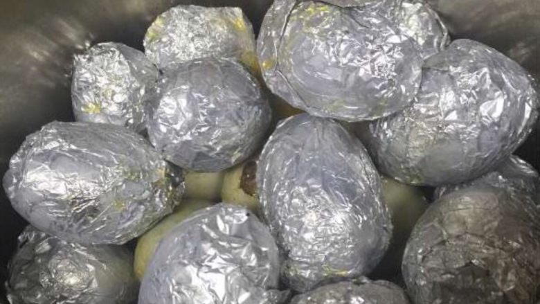 糯米蛋,用锡纸把每个灌好的蛋包起来，放入压力锅煮30分钟分钟