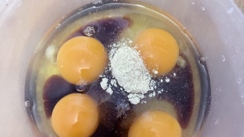 苦瓜炒鸡蛋,<a style='color:red;display:inline-block;' href='/shicai/ 9'>鸡蛋</a>打去碗里～加些<a style='color:red;display:inline-block;' href='/shicai/ 692'>酱油</a>，<a style='color:red;display:inline-block;' href='/shicai/ 756'>鸡精</a>，如何个人口味添加着料～！