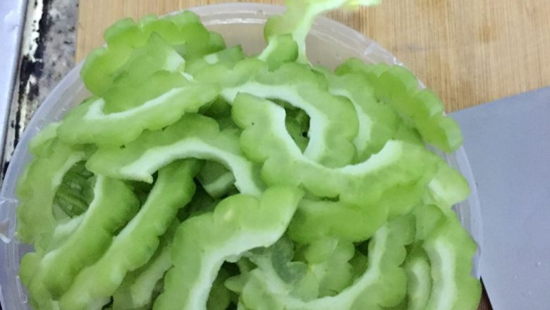 苦瓜炒鸡蛋,<a style='color:red;display:inline-block;' href='/shicai/ 55'>苦瓜</a>切片～过下水～话说这样比较不苦，但是我过完水，还是觉得苦哇～～！！