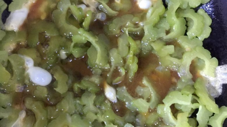 苦瓜炒鸡蛋,油开了，苦瓜下锅翻炒片刻在把提前准备好的鸡蛋液也倒下去～翻炒至熟即可！我这里还特意加了点糖～结果还是觉得苦……