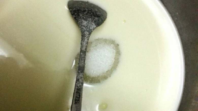 果味蛋挞#挑战鸡蛋的100种做法#,找一个干净的不锈钢容器，分别加入<a style='color:red;display:inline-block;' href='/shicai/ 219'>牛奶</a>（50g）、<a style='color:red;display:inline-block;' href='/shicai/ 8197'>淡奶油</a>（50g）、<a style='color:red;display:inline-block;' href='/shicai/ 893'>炼乳</a>（20.g）、细砂糖（25g），搅匀成<a style='color:red;display:inline-block;' href='/shicai/ 219'>牛奶</a>液，隔水加热使糖充分融化（我是将这个<a style='color:red;display:inline-block;' href='/shicai/ 219'>牛奶</a>液容器放入另一个倒入开水的容器中搅拌至糖完全融化，这时不锈钢的材料就起到传热作用了）