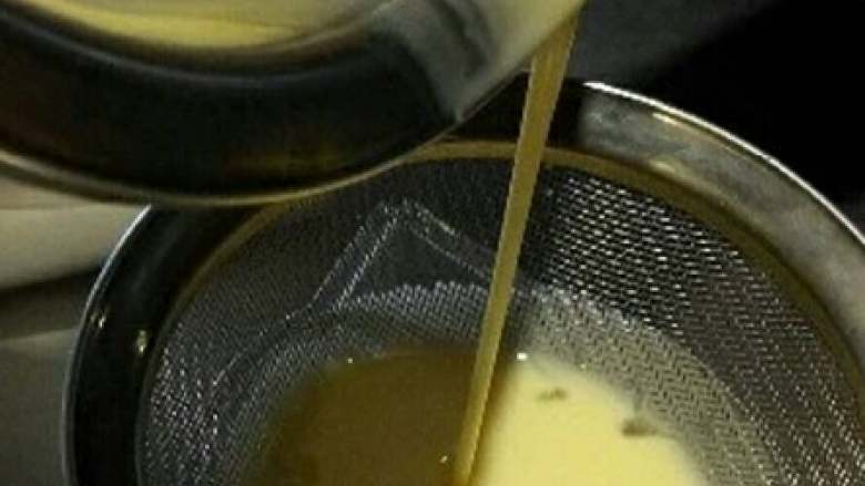 果味蛋挞#挑战鸡蛋的100种做法#,然后将整个挞水过筛。