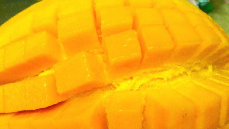 果味蛋挞#挑战鸡蛋的100种做法#,将芒切小块