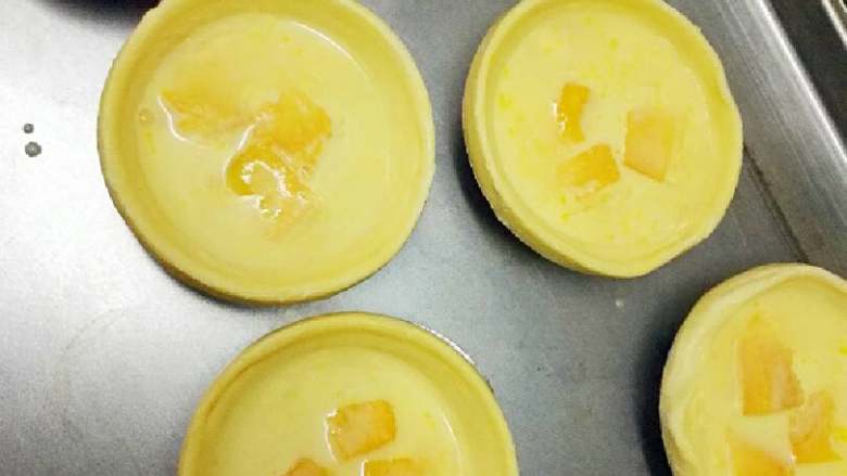 果味蛋挞#挑战鸡蛋的100种做法#,将过筛的挞水加入到蛋挞皮中，8分满即可