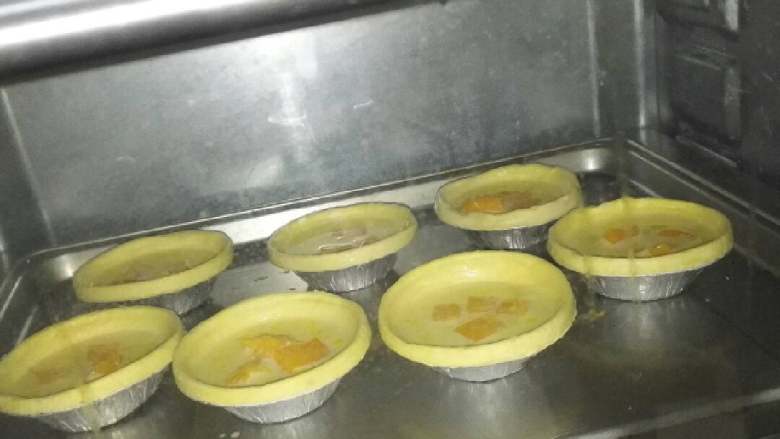 果味蛋挞#挑战鸡蛋的100种做法#,入预热好的烤箱，上下火，180度，20分钟