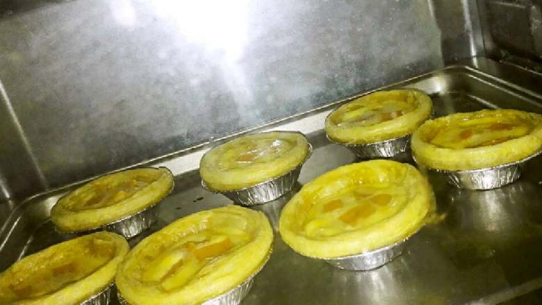 果味蛋挞#挑战鸡蛋的100种做法#,烤到十分钟的状态，可以再边上盯着，随时可以灵活调温度