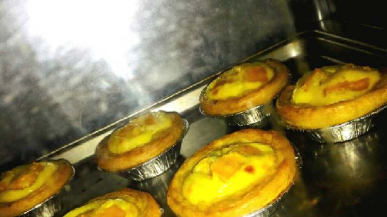 果味蛋挞#挑战鸡蛋的100种做法#,烤到20分钟，这样其实已经熟了，如果不确定可以取个尝尝那我们要让蛋挞面有些焦色，就调200再烤5分钟，让它上色，即可如图