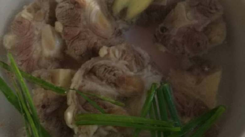 番茄土豆牛尾汤,焯水后用温水洗净放锅里加葱段姜片大火烧开,转中小火炖煮。(还是冷水下锅,我用的米技炉炖,高火档煮开转4挡炖)