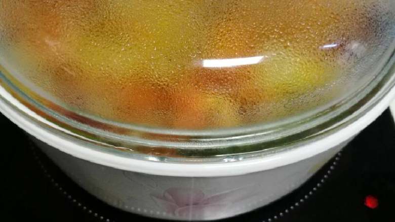 番茄土豆牛尾汤,接下来就这样,慢慢炖上3小时,不用理它啦,不过一定会被它浓浓的香味诱惑到口水满地哒😍😜