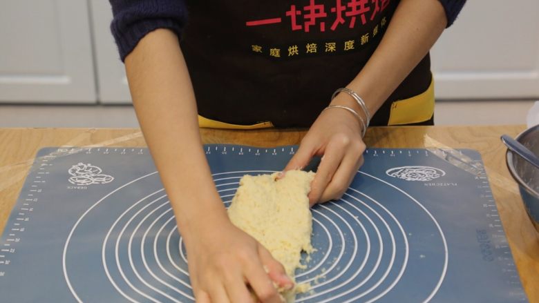入门面包——奶酪面包,3.将混合好的面团放在硅胶垫上,揉至能勉强扩展阶段时,加入黄油和盐