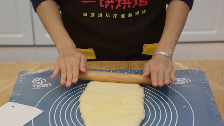 入门面包——奶酪面包,6.将发酵好的面团,拿出来排气