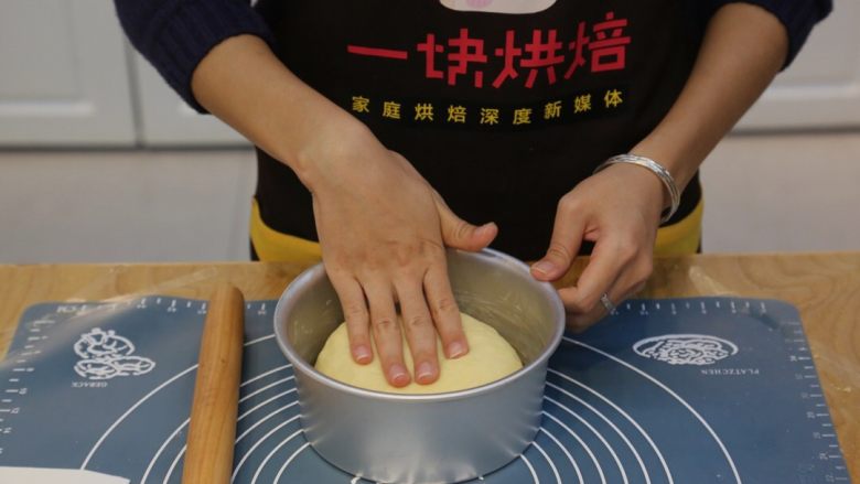 入门面包——奶酪面包,7.再搓圆放入内壁刷了黄油的6寸蛋糕模内,配方可以分成两个6寸膜的大小