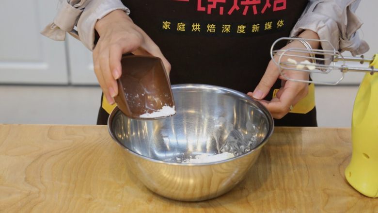 入门面包——奶酪面包,9.将糖粉加入奶油奶酪中