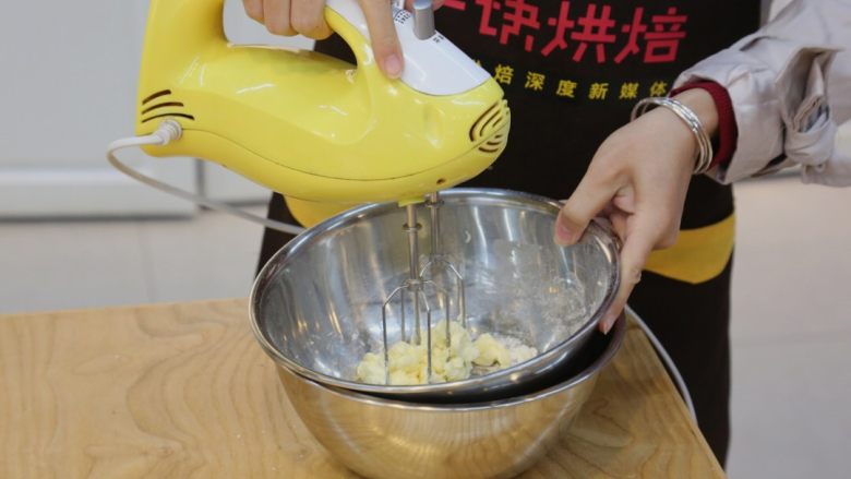 入门面包——奶酪面包,10.坐热水搅拌成膏状