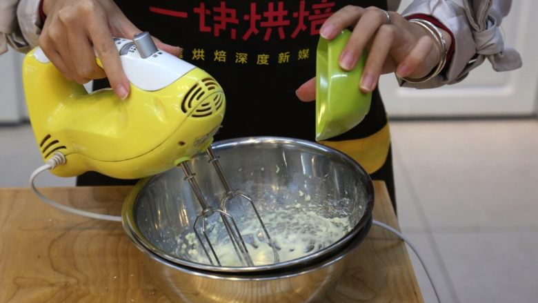 入门面包——奶酪面包,11.分次加入牛奶,搅拌均匀。放入冰箱内冷藏30分钟左右