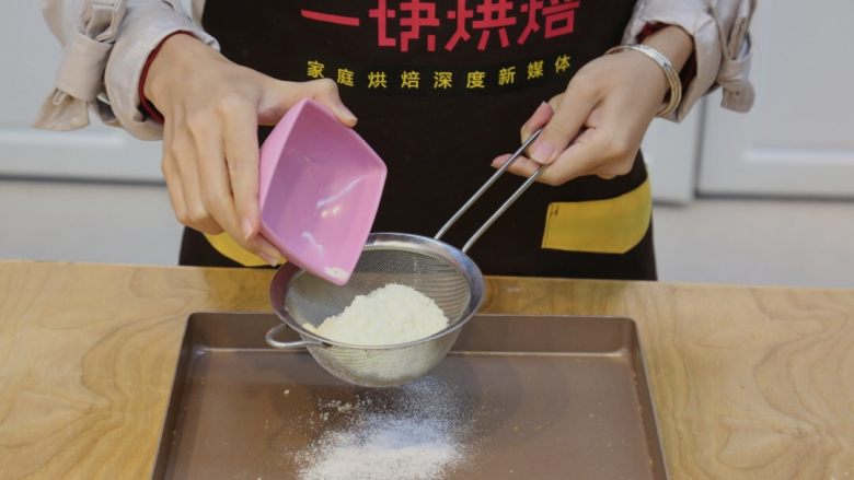 入门面包——奶酪面包,12.将<a style='color:red;display:inline-block;' href='/shicai/ 1124'>奶粉</a>和糖粉过筛在一个烤盘内