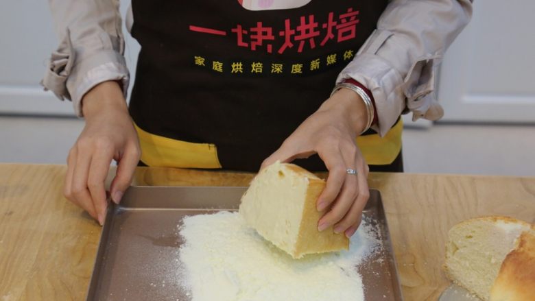 入门面包——奶酪面包,14.在面包两边抹上奶油奶酪后,印上糖奶粉即可。