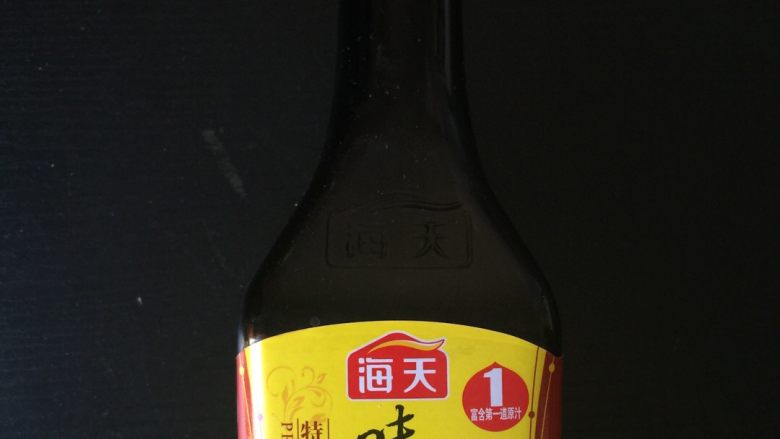 虾仁鸡蛋炒饭,锅里下油,将打散的鸡蛋液倒入锅中,炒成小碎粒,加入米饭,加入刚才炒好的虾仁,青豆,胡萝卜粒和玉米粒,继续翻炒,炒饭火不要大,加入盐和<a style='color:red;display:inline-block;' href='/shicai/ 135354'>味极鲜酱油</a>,最后可以放入一些葱花,如果爱吃葱的人可以加一点。
这种,一盘美味的炒饭就炒好了。