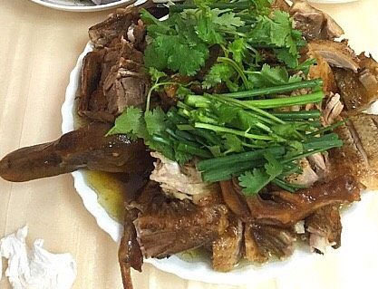 焗鸭,香喷喷的焗鸭出锅,切块上桌吃饭喽!