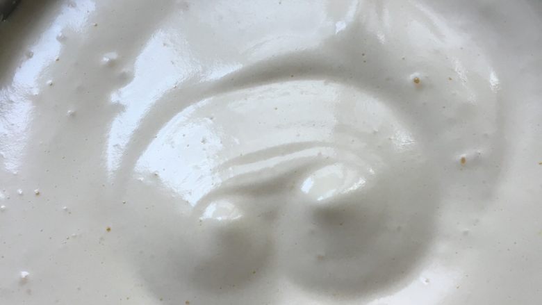 法式海绵蛋糕,打至纹理不会很快消失即可,