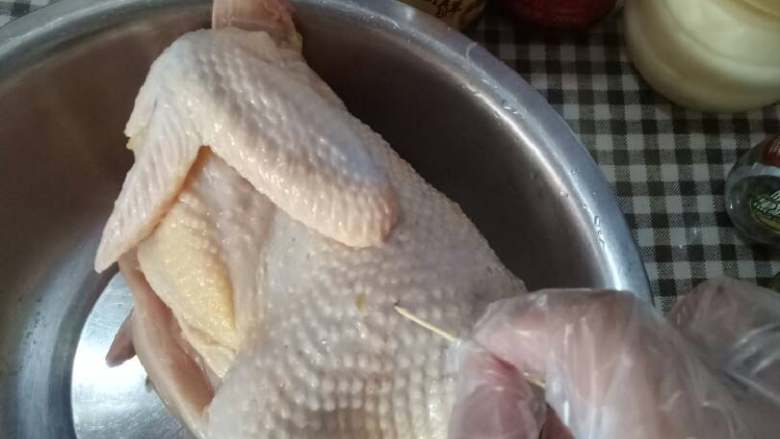 烤全鸡,用牙签在鸡的全身上扎小孔,以便腌的时候能更入味