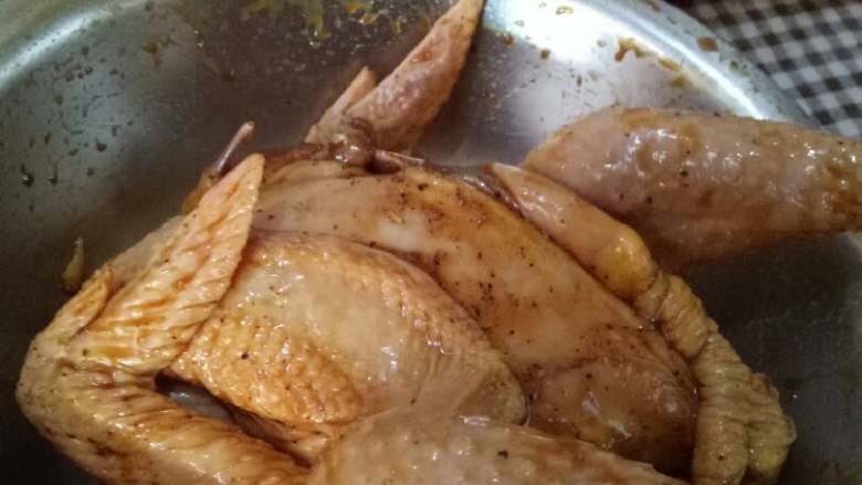 烤全鸡,把调料抹在鸡身上,鸡肚子里面也抹上调料,全身每个角落都均匀抹上,并按摩几分钟。