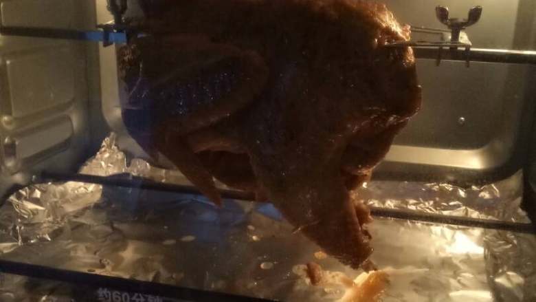 烤全鸡,腌制冷藏后的鸡,穿在烤架上,鸡肚子用牙签缝上固定好。烤箱230度预热,用旋转烧烤功能烤30分钟。