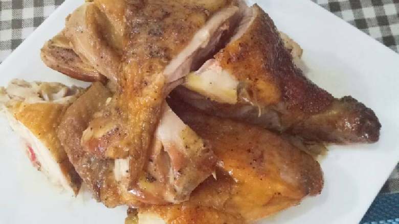 烤全鸡,切好趁热吃哟,鸡肉嫩嫩,美味哟😍