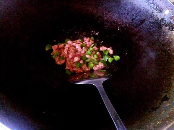 (少儿菜谱)蔬菜焗饭,再加入青椒。