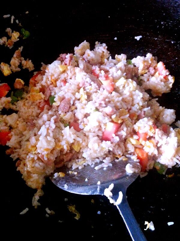 (少儿菜谱)蔬菜焗饭,把锅里的所有东西混合即可。
