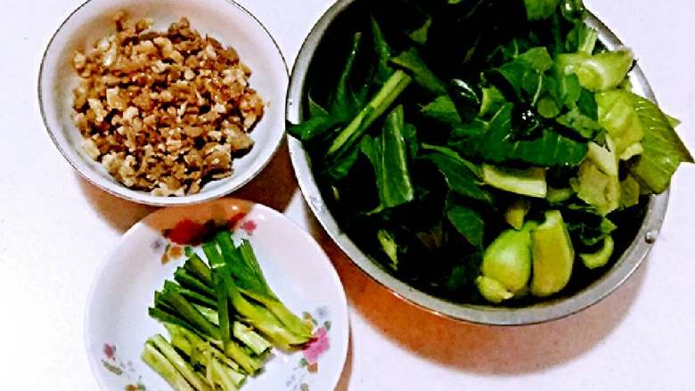 青菜肉末炒年糕,<a style='color:red;display:inline-block;' href='/shicai/ 3517'>青菜</a>洗净后切段,<a style='color:red;display:inline-block;' href='/shicai/ 2794'>大蒜</a>切段,准备好炒熟的肉末
